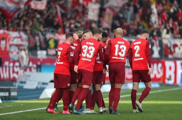 Braunschweig vs Kaiserslautern, 2 BL Braunschweig, 17 12 2023, FOOTBALL Eintracht Braunschweig vs 1 FC Kaiserslautern, 2 BL, Season 2023 24 Jan Elvedi 1 FC Kaiserslautern cheers with teammates after his goal to 0 1 Braunschweig