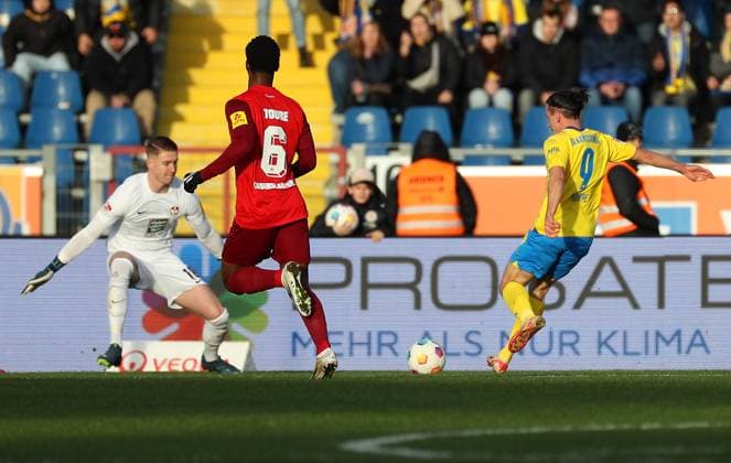 Braunschweig vs Kaiserslautern, 2 BL Braunschweig, 17 12 2023, FOOTBALL Eintracht Braunschweig vs 1 FC Kaiserslautern, 2 BL, Season 2023 24 Rayan Philippe Eintracht Braunschweig scores goal to 1 1, Goalkeeper Andreas Luthe 1 FC Kaiserslautern , Ragnar Ache 1 FC Kaiserslautern Braunschweig