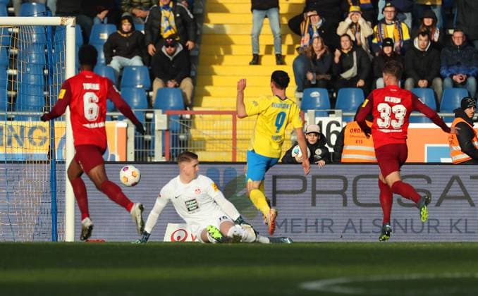 Braunschweig vs Kaiserslautern, 2 BL Braunschweig, 17 12 2023, FOOTBALL Eintracht Braunschweig vs 1 FC Kaiserslautern, 2 BL, Season 2023 24 Rayan Philippe Eintracht Braunschweig scores goal to 1 1, Goalkeeper Andreas Luthe 1 FC Kaiserslautern , Ragnar Ache 1 FC Kaiserslautern , Jan Elvedi 1 FC Kaiserslautern Braunschweig