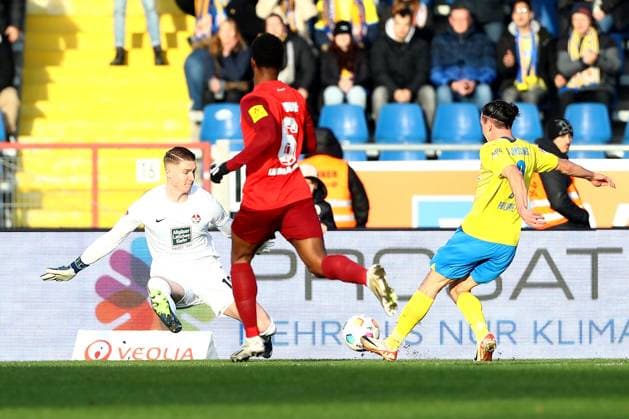 17 12 2023, xtgx, Fußball 2 Bundesliga, Eintracht Braunschweig 1 FC Kaiserslautern emspor, v l Rayan Philippe Eintracht Braunschweig erzielt das Tor zum scores the goal 1 1 DFL DFB REGULATIONS PROHIBIT ANY USE OF PHOTOGRAPHS as IMAGE SEQUENCES and or QUASI VIDEO Braunschweig