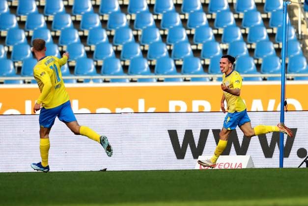 17 12 2023, xtgx, Fußball 2 Bundesliga, Eintracht Braunschweig 1 FC Kaiserslautern emspor, v l Torjubel nach dem Tor zum celebrating the goal celebrate 1 1 durch Rayan Philippe Eintracht Braunschweig DFL DFB REGULATIONS PROHIBIT ANY USE OF PHOTOGRAPHS as IMAGE SEQUENCES and or QUASI VIDEO Braunschweig