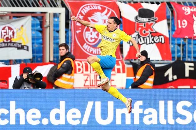 17 12 2023, xtgx, Fußball 2 Bundesliga, Eintracht Braunschweig 1 FC Kaiserslautern emspor, v l Torjubel nach dem Tor zum celebrating the goal celebrate 1 1 durch Rayan Philippe Eintracht Braunschweig DFL DFB REGULATIONS PROHIBIT ANY USE OF PHOTOGRAPHS as IMAGE SEQUENCES and or QUASI VIDEO Braunschweig