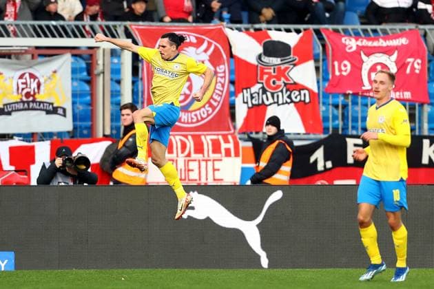 17 12 2023, xtgx, Fußball 2 Bundesliga, Eintracht Braunschweig 1 FC Kaiserslautern emspor, v l Torjubel nach dem Tor zum celebrating the goal celebrate 1 1 durch Rayan Philippe Eintracht Braunschweig DFL DFB REGULATIONS PROHIBIT ANY USE OF PHOTOGRAPHS as IMAGE SEQUENCES and or QUASI VIDEO Braunschweig
