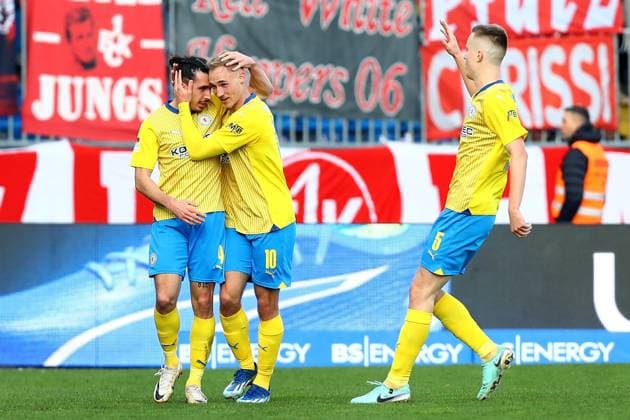 17 12 2023, xtgx, Fußball 2 Bundesliga, Eintracht Braunschweig 1 FC Kaiserslautern emspor, v l Torjubel nach dem Tor zum celebrating the goal celebrate 1 1 durch Rayan Philippe Eintracht Braunschweig DFL DFB REGULATIONS PROHIBIT ANY USE OF PHOTOGRAPHS as IMAGE SEQUENCES and or QUASI VIDEO Braunschweig