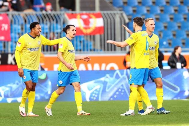 17 12 2023, xtgx, Fußball 2 Bundesliga, Eintracht Braunschweig 1 FC Kaiserslautern emspor, v l Torjubel nach dem Tor zum celebrating the goal celebrate 1 1 durch Rayan Philippe Eintracht Braunschweig DFL DFB REGULATIONS PROHIBIT ANY USE OF PHOTOGRAPHS as IMAGE SEQUENCES and or QUASI VIDEO Braunschweig