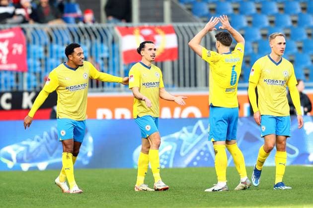 17 12 2023, xtgx, Fußball 2 Bundesliga, Eintracht Braunschweig 1 FC Kaiserslautern emspor, v l Torjubel nach dem Tor zum celebrating the goal celebrate 1 1 durch Rayan Philippe Eintracht Braunschweig DFL DFB REGULATIONS PROHIBIT ANY USE OF PHOTOGRAPHS as IMAGE SEQUENCES and or QUASI VIDEO Braunschweig