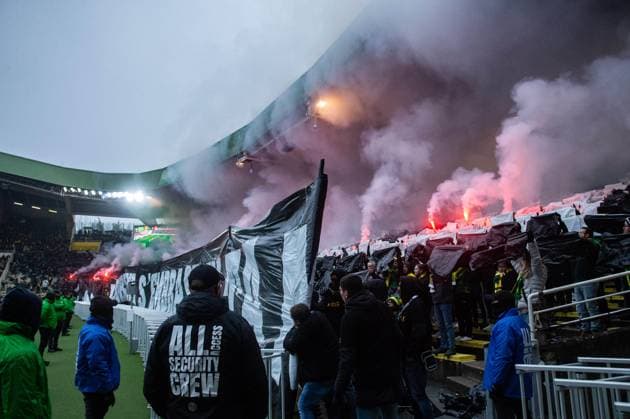 Sport Themen der Woche KW50 Supporters du FC Nantes - Ambiance FOOTBALL : FC Nantes x Stade Brestois - Ligue 1 - JournÃ e 16 - 17 12 2023 BaptisteAutissier Panoramic 