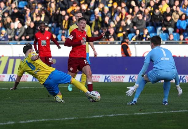 Braunschweig vs Kaiserslautern, 2 BL Braunschweig, 17 12 2023, FOOTBALL Eintracht Braunschweig vs 1 FC Kaiserslautern, 2 BL, Season 2023 24 Ermin Bicakcic Eintracht Braunschweig , Tobias Raschl 1 FC Kaiserslautern , Goalkeeper Andreas Luthe 1 FC Kaiserslautern Braunschweig
