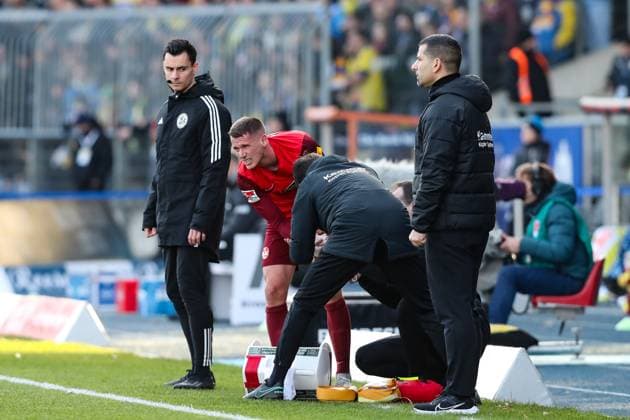 Treatment on the hand Erik Durm 1 FC Kaiserslautern,37 , here with coach Dimitrios Grammozis 1 FC Kaiserslautern 2 Fußball Bundesliga Saison 2023 2024 Eintracht Braunschweig vs 1 FC Kaiserslautern at Eintracht Stadion in Braunschweig Fußball,Mann,Männer,Deutschland,17 12 2023