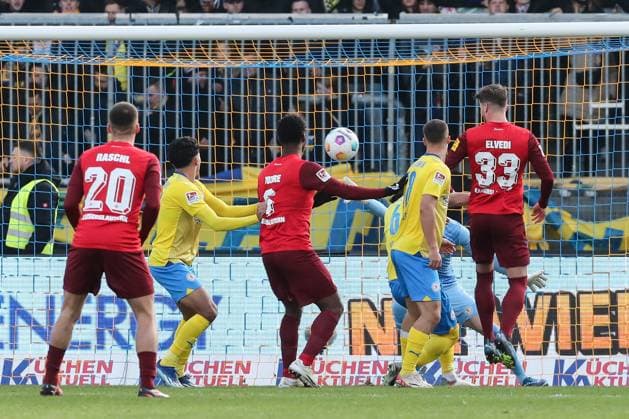 Goalscorer Jan Elvedi 1 FC Kaiserslautern,33 scores to 0 1 2 Soccer Bundesliga Season 2023 2024 Eintracht Braunschweig vs 1 FC Kaiserslautern at Eintracht Stadion in Braunschweig Action,Soccer,Man,Men,Germany,17 12 2023