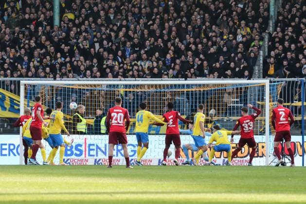 Goalscorer Jan Elvedi 1 FC Kaiserslautern,33 scores to 0 1 2 Soccer Bundesliga Season 2023 2024 Eintracht Braunschweig vs 1 FC Kaiserslautern at Eintracht Stadion in Braunschweig Action,Soccer,Man,Men,Germany,17 12 2023
