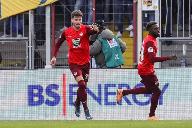 Goalscorer Jan Elvedi 1 FC Kaiserslautern,33 scores to 0 1 2 Soccer Bundesliga Season 2023 2024 Eintracht Braunschweig vs 1 FC Kaiserslautern at Eintracht Stadium in Braunschweig Action,Soccer,Man,Men,Germany,17 12 2023