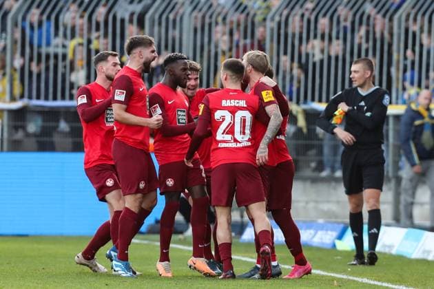 Goalscorer Jan Elvedi 1 FC Kaiserslautern,33 scores to 0 1 2 Soccer Bundesliga Season 2023 2024 Eintracht Braunschweig vs 1 FC Kaiserslautern at Eintracht Stadium in Braunschweig Action,Soccer,Man,Men,Germany,17 12 2023