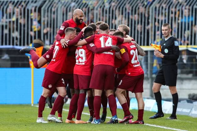Goalscorer Jan Elvedi 1 FC Kaiserslautern,33 scores to 0 1 2 Soccer Bundesliga Season 2023 2024 Eintracht Braunschweig vs 1 FC Kaiserslautern at Eintracht Stadium in Braunschweig Action,Soccer,Man,Men,Germany,17 12 2023