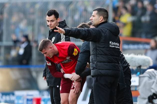 Treatment on the hand Erik Durm 1 FC Kaiserslautern,37 , here with coach Dimitrios Grammozis 1 FC Kaiserslautern 2 Fußball Bundesliga Saison 2023 2024 Eintracht Braunschweig vs 1 FC Kaiserslautern at Eintracht Stadion in Braunschweig Fußball,Mann,Männer,Deutschland,17 12 2023