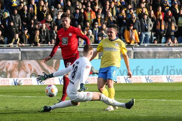 Goalscorer Rayan Philippe Eintracht Braunschweig,9 scores to 1 1 2 Soccer Bundesliga Season 2023 2024 Eintracht Braunschweig vs 1 FC Kaiserslautern at Eintracht Stadion in Braunschweig Action,Soccer,Man,Men,Germany,17 12 2023