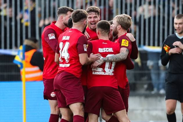Goalscorer Jan Elvedi 1 FC Kaiserslautern,33 scores to 0 1 2 Soccer Bundesliga Season 2023 2024 Eintracht Braunschweig vs 1 FC Kaiserslautern at Eintracht Stadium in Braunschweig Action,Soccer,Man,Men,Germany,17 12 2023