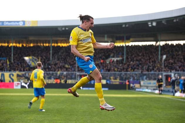Goalscorer Rayan Philippe Eintracht Braunschweig,9 scores to 1 1 2 Soccer Bundesliga Season 2023 2024 Eintracht Braunschweig vs 1 FC Kaiserslautern at Eintracht Stadion in Braunschweig Action,Soccer,Man,Men,Germany,17 12 2023