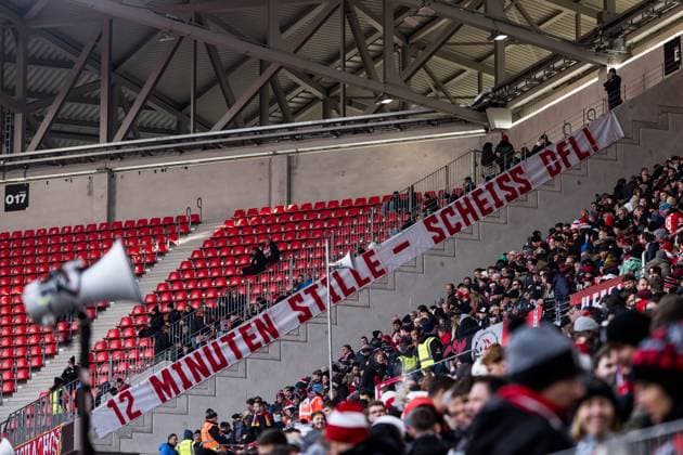 Sport Themen der Woche KW50 Sport Bilder des Tages 1. Fußball Bundesliga: SC Freiburg - 1. FC Köln; 17.12.2023 Banner in der Heimkurve: 12 Minuten Stille - Scheiss DFL! 1. Fußball Bundesliga: SC Freiburg - 1. FC Köln, Freiburg, Europa Park Stadion am 17.12.2023 DFL REGULATIONS PROHIBIT ANY USE OF PHOTOGRAPHS AS IMAGE SEQUENCES AND OR QUASI-VIDEO. *** 1 Soccer Bundesliga SC Freiburg 1 FC Köln 17 12 2023 Banner in the home curve 12 minutes Silent shit DFL 1 Soccer Bundesliga SC Freiburg 1 FC Köln, Freiburg, Europa Park Stadion on 17 12 2023 DFL REGULATIONS PROHIBIT ANY USE OF PHOTOGRAPHS AS IMAGE SEQUENCES AND OR QUASI VIDEO Copyright: xBEAUTIFULxSPORTS Wunderlx