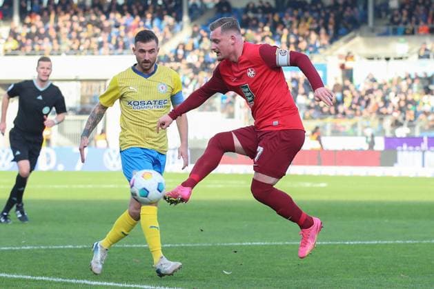 17 12 2023, xtgx, Soccer 2 Bundesliga, Eintracht Braunschweig 1 FC Kaiserslautern emspor, v l Marlon Ritter Kaiserslautern, 7 am Ball, plays the ball DFL DFB REGULATIONS PROHIBIT ANY USE OF PHOTOGRAPHS as IMAGE SEQUENCES and or QUASI VIDEO Braunschweig