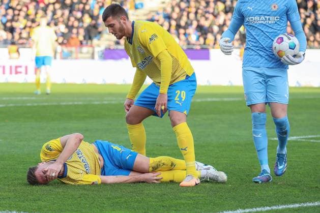 17 12 2023, xtgx, Soccer 2 Bundesliga, Eintracht Braunschweig 1 FC Kaiserslautern emspor, v l Bryan Henning Braunschweig, 6 injured during the match, injury DFL DFB REGULATIONS PROHIBIT ANY USE OF PHOTOGRAPHS as IMAGE SEQUENCES and or QUASI VIDEO Braunschweig