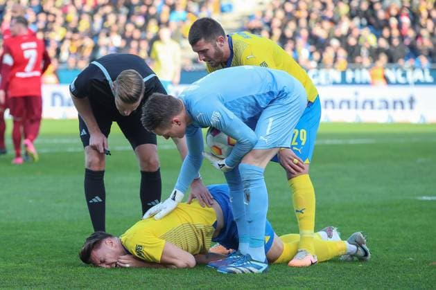 17 12 2023, xtgx, Soccer 2 Bundesliga, Eintracht Braunschweig 1 FC Kaiserslautern emspor, v l Bryan Henning Braunschweig, 6 injured during the match, injury DFL DFB REGULATIONS PROHIBIT ANY USE OF PHOTOGRAPHS as IMAGE SEQUENCES and or QUASI VIDEO Braunschweig