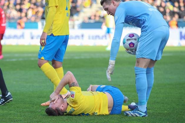 17 12 2023, xtgx, Soccer 2 Bundesliga, Eintracht Braunschweig 1 FC Kaiserslautern emspor, v l Bryan Henning Braunschweig, 6 injured during the match, injury DFL DFB REGULATIONS PROHIBIT ANY USE OF PHOTOGRAPHS as IMAGE SEQUENCES and or QUASI VIDEO Braunschweig