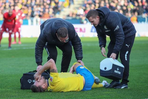 17 12 2023, xtgx, Soccer 2 Bundesliga, Eintracht Braunschweig 1 FC Kaiserslautern emspor, v l Bryan Henning Braunschweig, 6 injured during the match, injury DFL DFB REGULATIONS PROHIBIT ANY USE OF PHOTOGRAPHS as IMAGE SEQUENCES and or QUASI VIDEO Braunschweig