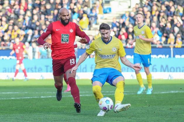 17 12 2023, xtgx, Fußball 2 Bundesliga, Eintracht Braunschweig 1 FC Kaiserslautern emspor, v l Terrence Boyd Kaiserslautern, 13 , Bryan Henning Braunschweig, 6 Zweikampf, Duell, Kampf, tackle DFL DFB REGULATIONS PROHIBIT ANY USE OF PHOTOGRAPHS as IMAGE SEQUENCES and or QUASI VIDEO Braunschweig