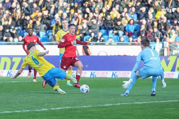 17 12 2023, xtgx, Fußball 2 Bundesliga, Eintracht Braunschweig 1 FC Kaiserslautern emspor, v l Bryan Henning Braunschweig, 6 , Tobias Raschl Kaiserslautern, 20 Zweikampf, Duell, Kampf, tackle DFL DFB REGULATIONS PROHIBIT ANY USE OF PHOTOGRAPHS as IMAGE SEQUENCES and or QUASI VIDEO Braunschweig