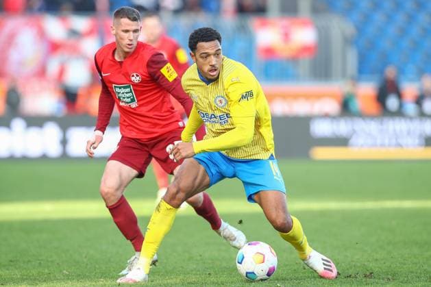 17 12 2023, xtgx, Fußball 2 Bundesliga, Eintracht Braunschweig 1 FC Kaiserslautern emspor, v l Anton Donkor Braunschweig, 19 am Ball, plays the ball DFL DFB REGULATIONS PROHIBIT ANY USE OF PHOTOGRAPHS as IMAGE SEQUENCES and or QUASI VIDEO Braunschweig
