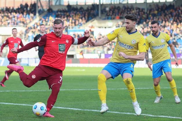 17 12 2023, xtgx, Fußball 2 Bundesliga, Eintracht Braunschweig 1 FC Kaiserslautern emspor, v l Marlon Ritter Kaiserslautern, 7 , Bryan Henning Braunschweig, 6 Zweikampf, Duell, Kampf, tackle DFL DFB REGULATIONS PROHIBIT ANY USE OF PHOTOGRAPHS as IMAGE SEQUENCES and or QUASI VIDEO Braunschweig