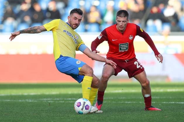 17 12 2023, xtgx, Fußball 2 Bundesliga, Eintracht Braunschweig 1 FC Kaiserslautern emspor, v l Bryan Henning Braunschweig, 6 , Tobias Raschl Kaiserslautern, 20 Zweikampf, Duell, Kampf, tackle DFL DFB REGULATIONS PROHIBIT ANY USE OF PHOTOGRAPHS as IMAGE SEQUENCES and or QUASI VIDEO Braunschweig