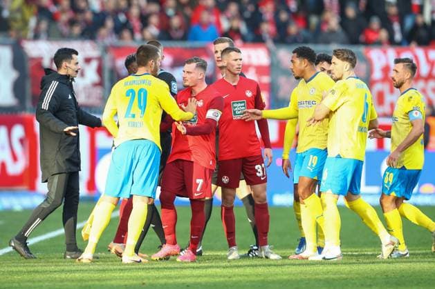 17 12 2023, xtgx, Soccer 2 Bundesliga, Eintracht Braunschweig 1 FC Kaiserslautern emspor, v l altercation between Hasan Kurucay Braunschweig, 29 and Marlon Ritter Kaiserslautern, 7 DFL DFB REGULATIONS PROHIBIT ANY USE OF PHOTOGRAPHS as IMAGE SEQUENCES and or QUASI VIDEO Braunschweig