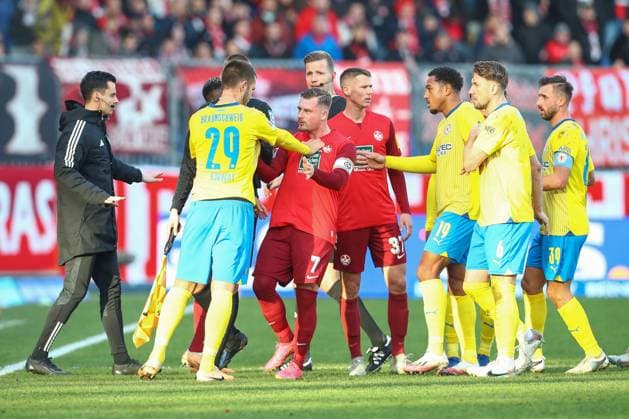 17 12 2023, xtgx, Soccer 2 Bundesliga, Eintracht Braunschweig 1 FC Kaiserslautern emspor, v l altercation between Hasan Kurucay Braunschweig, 29 and Marlon Ritter Kaiserslautern, 7 DFL DFB REGULATIONS PROHIBIT ANY USE OF PHOTOGRAPHS as IMAGE SEQUENCES and or QUASI VIDEO Braunschweig