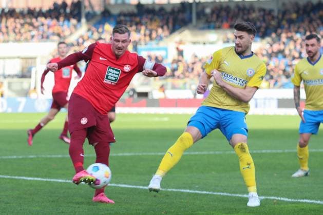 17 12 2023, xtgx, Fußball 2 Bundesliga, Eintracht Braunschweig 1 FC Kaiserslautern emspor, v l Marlon Ritter Kaiserslautern, 7 , Bryan Henning Braunschweig, 6 Zweikampf, Duell, Kampf, tackle DFL DFB REGULATIONS PROHIBIT ANY USE OF PHOTOGRAPHS as IMAGE SEQUENCES and or QUASI VIDEO Braunschweig