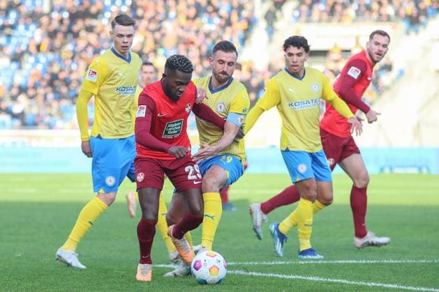 17 12 2023, xtgx, Football 2 Bundesliga, Eintracht Braunschweig 1 FC Kaiserslautern emspor, v l Richmond Tachie Kaiserslautern, 29 , Robin Krausse Braunschweig, 39 duel, fight, tackle DFL DFB REGULATIONS PROHIBIT ANY USE OF PHOTOGRAPHS as IMAGE SEQUENCES and or QUASI VIDEO Braunschweig