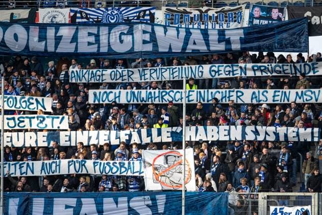 Bilder des Jahres 2023, Sport 12 Dezember Sport Themen der Woche KW50 3. Liga: MSV Duisburg - Dynamo Dresden; 17.12.2023 Fans von MSV Duisburg, protestieren gegen Polizisten, für Freiheit für Ultras 3. Liga 19. Spieltag: MSV Duisburg - Dynamo Dresden; Schauinsland-Reisen-Arena, Duisburg; 17.12.2023 DFB REGULATIONS PROHIBIT ANY USE OF PHOTOGRAPHS AS IMAGE SEQUENCES AND OR QUASI-VIDEO *** 3 Liga MSV Duisburg Dynamo Dresden 17 12 2023 Fans of MSV Duisburg, protest against policemen, for freedom for Ultras 3 Liga 19 Matchday MSV Duisburg Dynamo Dresden Schauinsland Reisen Arena, Duisburg 17 12 2023 DFB REGULATIONS PROHIBIT ANY USE OF PHOTOGRAPHS AS IMAGE SEQUENCES AND OR QUASI VIDEO Copyright: xBEAUTIFULxSPORTS Buriakovx