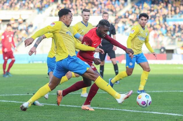 17 12 2023, xtgx, Football 2 Bundesliga, Eintracht Braunschweig 1 FC Kaiserslautern emspor, v l Richmond Tachie Kaiserslautern, 29 , Robin Krausse Braunschweig, 39 , Anton Donkor Braunschweig, 19 duel, fight, tackle DFL DFB REGULATIONS PROHIBIT ANY USE OF PHOTOGRAPHS as IMAGE SEQUENCES and or QUASI VIDEO Braunschweig