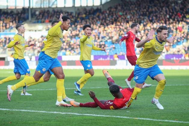 17 12 2023, xtgx, Football 2 Bundesliga, Eintracht Braunschweig 1 FC Kaiserslautern emspor, v l Richmond Tachie Kaiserslautern, 29 , Anton Donkor Braunschweig, 19 , Bryan Henning Braunschweig, 6 duel, duel, fight, tackle DFL DFB REGULATIONS PROHIBIT ANY USE OF PHOTOGRAPHS as IMAGE SEQUENCES and or QUASI VIDEO Braunschweig