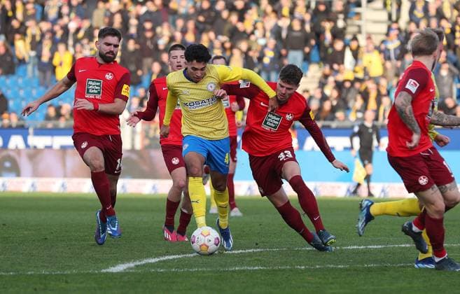 Braunschweig vs Kaiserslautern, 2 BL Braunschweig, 17 12 2023, FOOTBALL Eintracht Braunschweig vs 1 FC Kaiserslautern, 2 BL, Season 2023 24 Johan Gomez Eintracht Braunschweig , Jan Elvedi 1 FC Kaiserslautern Braunschweig