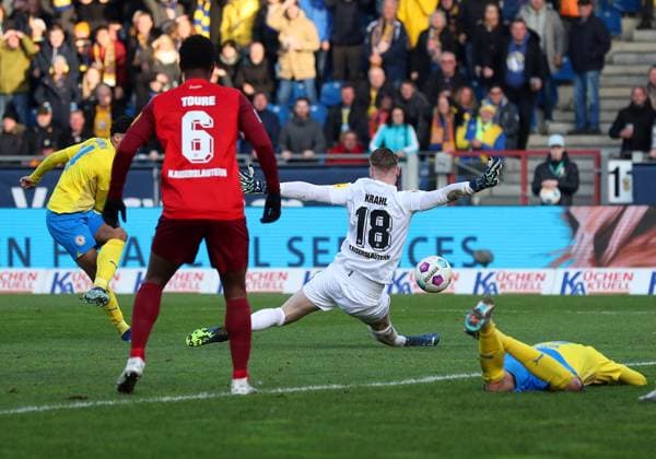 Braunschweig vs Kaiserslautern, 2 BL Braunschweig, 17 12 2023, FUßBALL Eintracht Braunschweig vs 1 FC Kaiserslautern, 2 BL, Season 2023 24 Johan Gomez Eintracht Braunschweig , Goalkeeper Julian Krahl 1 FC Kaiserslautern Braunschweig