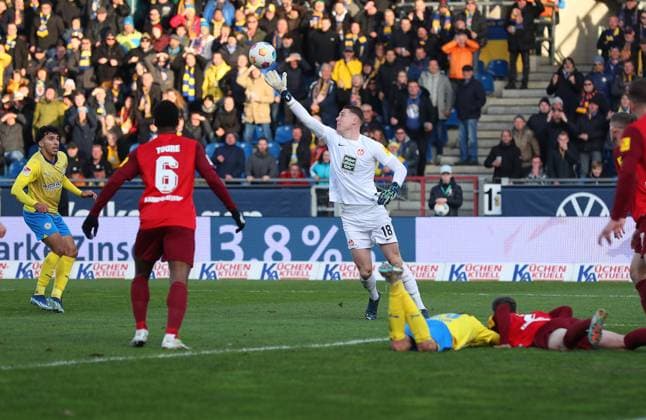 Braunschweig vs Kaiserslautern, 2 BL Braunschweig, 17 12 2023, FOOTBALL Eintracht Braunschweig vs 1 FC Kaiserslautern, 2 BL, Season 2023 24 Goalkeeper Julian Krahl 1 FC Kaiserslautern Braunschweig