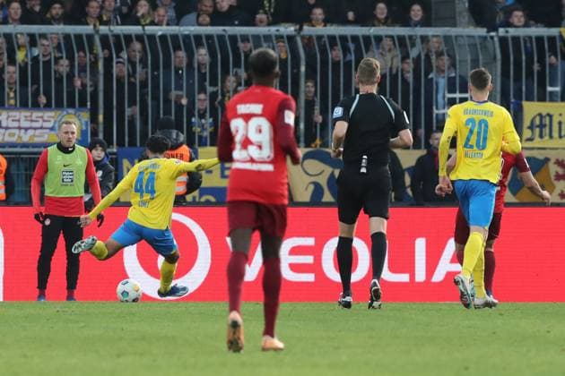 Goalscorer Johan Gomez Eintracht Braunschweig,44 scores to 2 1 2 Soccer Bundesliga Season 2023 2024 Eintracht Braunschweig vs 1 FC Kaiserslautern at Eintracht Stadion in Braunschweig Action,Soccer,Man,Men,Germany,17 12 2023