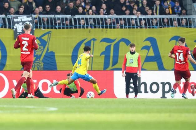 17 12 2023, xtgx, Soccer 2 Bundesliga, Eintracht Braunschweig 1 FC Kaiserslautern emspor, v l Goal to 2 1 by Johan Gomez Braunschweig, 44 DFL DFB REGULATIONS PROHIBIT ANY USE OF PHOTOGRAPHS as IMAGE SEQUENCES and or QUASI VIDEO Braunschweig