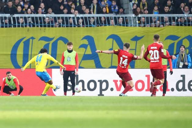 17 12 2023, xtgx, Soccer 2 Bundesliga, Eintracht Braunschweig 1 FC Kaiserslautern emspor, v l Goal to 2 1 by Johan Gomez Braunschweig, 44 DFL DFB REGULATIONS PROHIBIT ANY USE OF PHOTOGRAPHS as IMAGE SEQUENCES and or QUASI VIDEO Braunschweig