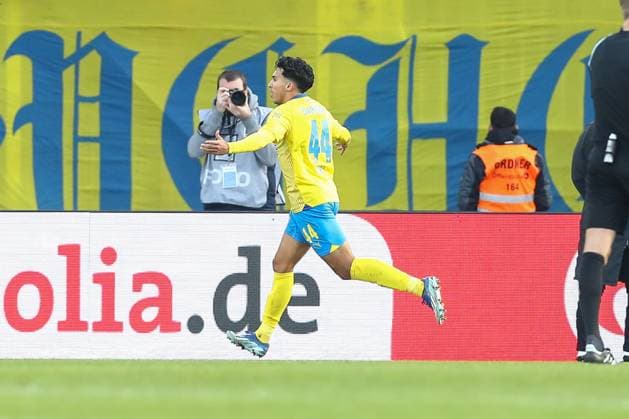 17 12 2023, xtgx, Fußball 2 Bundesliga, Eintracht Braunschweig 1 FC Kaiserslautern emspor, v l Johan Gomez Braunschweig, 44 Jubel, Torjubel, jubelt ueber das Tor, celebrate the goal, celebration DFL DFB REGULATIONS PROHIBIT ANY USE OF PHOTOGRAPHS as IMAGE SEQUENCES and or QUASI VIDEO Braunschweig