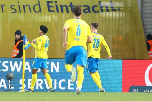 17 12 2023, xtgx, Fußball 2 Bundesliga, Eintracht Braunschweig 1 FC Kaiserslautern emspor, v l Johan Gomez Braunschweig, 44 Jubel, Torjubel, jubelt ueber das Tor, celebrate the goal, celebration DFL DFB REGULATIONS PROHIBIT ANY USE OF PHOTOGRAPHS as IMAGE SEQUENCES and or QUASI VIDEO Braunschweig