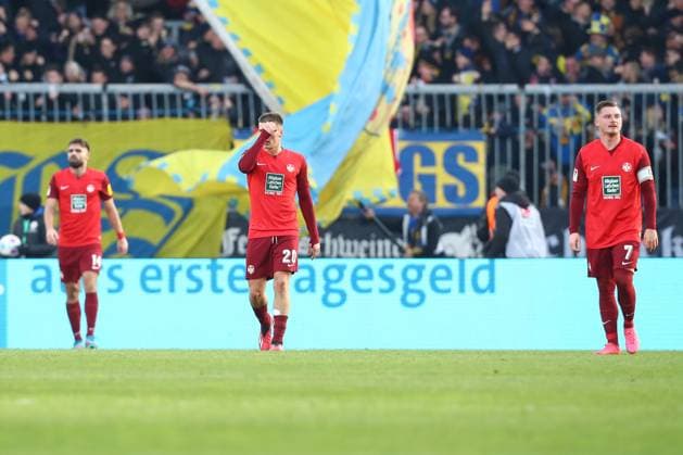 17 12 2023, xtgx, Fussball 2 Bundesliga, Eintracht Braunschweig 1 FC Kaiserslautern emspor, v l Kaiserslautern enttaeuscht, schaut enttaeuscht, niedergeschlagen, disappointed DFL DFB REGULATIONS PROHIBIT ANY USE OF PHOTOGRAPHS as IMAGE SEQUENCES and or QUASI VIDEO Braunschweig