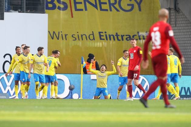 17 12 2023, xtgx, Soccer 2 Bundesliga, Eintracht Braunschweig 1 FC Kaiserslautern emspor, v l jubilation after the 2 1 by Johan Gomez Braunschweig, 44 DFL DFB REGULATIONS PROHIBIT ANY USE OF PHOTOGRAPHS as IMAGE SEQUENCES and or QUASI VIDEO Braunschweig
